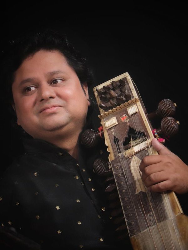 Sandeep Mishra, sarangi. Photo: @varshakpanwar